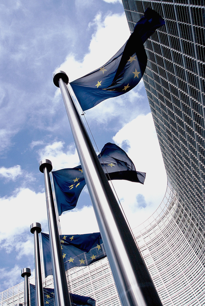 Banderas europeas ante la sede de la Comisión Europea en Bruselas